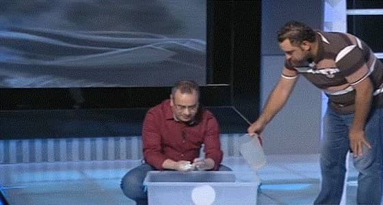 بالفيديو.. إعلامي يغسل يديه ووجهه على الهواء لسبب غريب