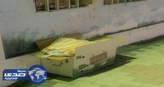 إلقاء وجبات إفطار الطلاب أمام مدرسة في بيشة