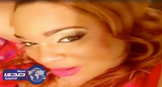 اعترفت له أنها رجل متحول جنسي فقتلها بـ119 طعنة