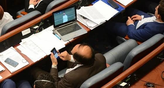 بالصور..اليوفي والريال أهم من البرلمان