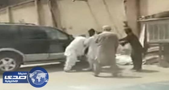 بالفيديو.. شاب يتمكن من فض مشاجرة حامية بين وافدين