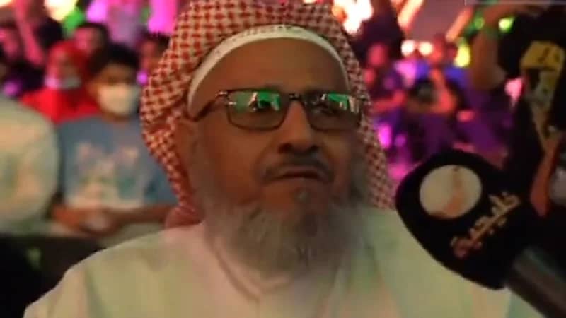 بالفيديو .. مواطن مُسن يقدم قصيدة لـ"آل الشيخ" من بوليفار الرياض