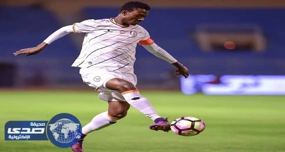 وسيط يعرض حسن معاذ علي الأهلي