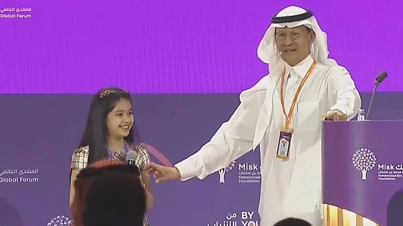 وزير الطاقة يرد على الطفلة كادي بعد تسميتها له "أمير الطاقة" .. فيديو