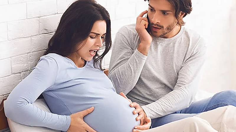 "استشارية" توضح كيفية دعم الزوج لزوجته أثناء المخاض