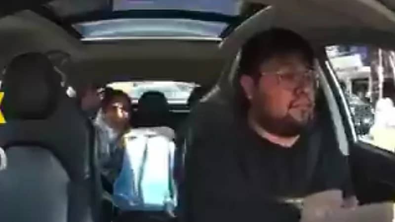 امرأة تهدد سائق أوبر بتهمة التحرش إن لم يصطدم بالسيارة التي أمامه.. فيديو