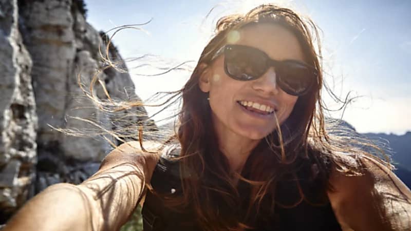 خبراء يكشفون سبب إدمان الأشخاص على صور السيلفي