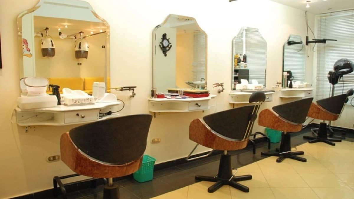 "الشؤون البلدية" تمنع أجهزة التاتو والليزر والوخز بالإبر من صالونات الحلاقة