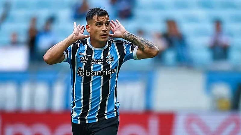 كريستالدو يرفض الانتقال إلى روشن ويركز على البقاء مع غريميو