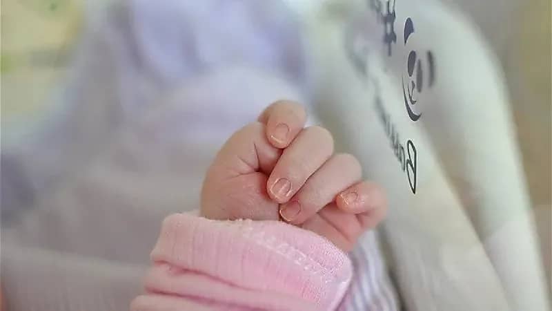 طفلة تنجو من موت محقق بعد إلقائها في نهر عقب ولادتها بساعات