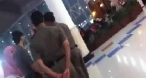 بالفيديو.. بدء التحقيق في مشاجرة الفتاة مع رجال هيئة الأمر بالمعروف