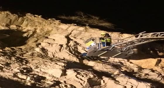 بالصور.. " مدني الليث " ينقذ شاباً علق بأحد الجبال شمال المحافظة