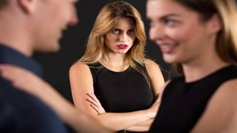 سيدة تكشف تفاصيل خيانة صديقتها لها