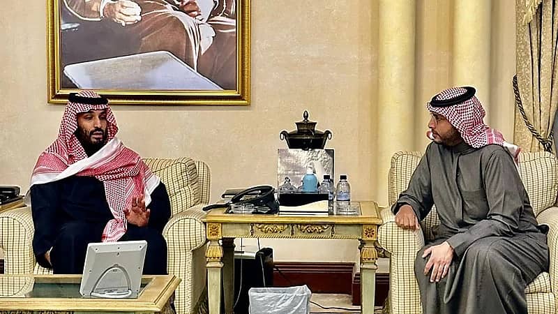 ولي العهد يعزي الأمير تركي بن محمد وإخوانه في وفاة والدهم.. فيديو