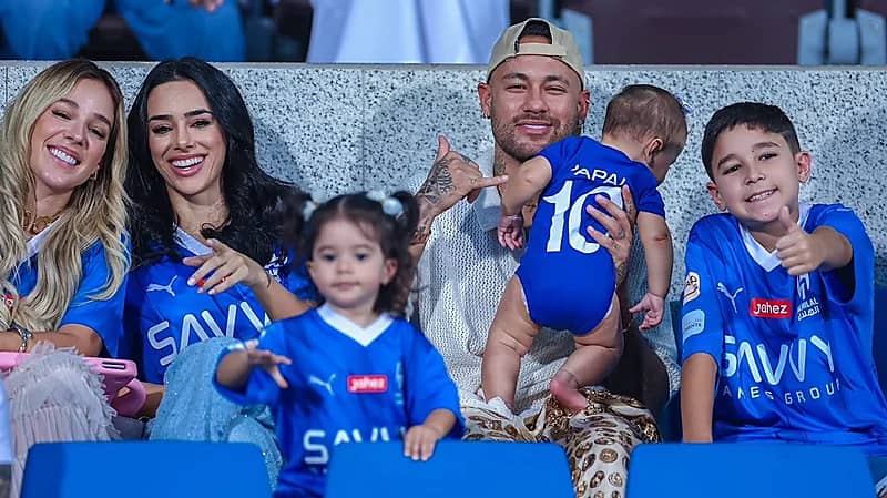 نيمار يحتفل مع ابنته بهدف الهلال .. فيديو