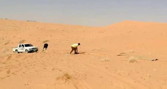 نشوب سيارة برمال المزاحمية في الرياض
