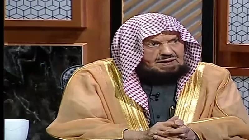 هل يجوز الصلاة خلف إمام الحرم من داخل فندق يُرى منه المصلون؟.. "المنيع" يجيب