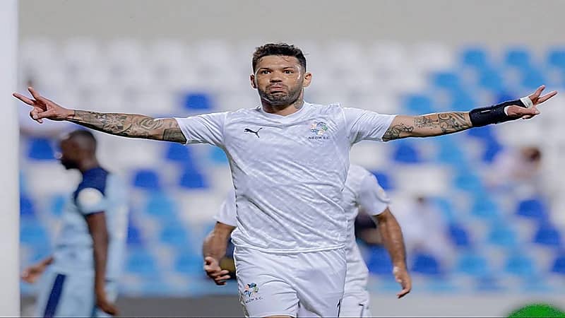 كارلوس جونيور ينهي إعارته مع نيوم ويعود إلى الشباب