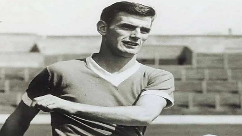 وفاة آلان بيكوك نجم إنجلترا ومهاجم ميدلسبره السابق عن 87 عاماً