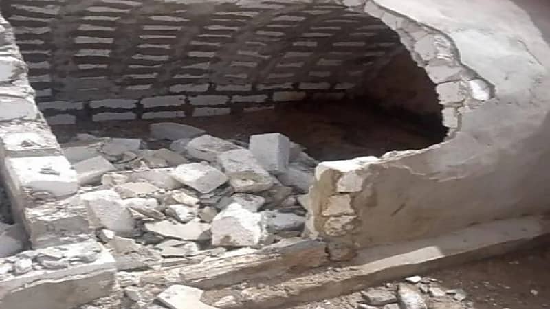 بالصور.. شاب يُفاجأ باختفاء جثة والده أثناء زيارة قبره