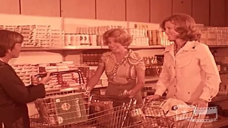 شاهد .. سيدات أجنبيات يتجولن في شوارع وأسواق الخبر قبل نحو 51 عاما