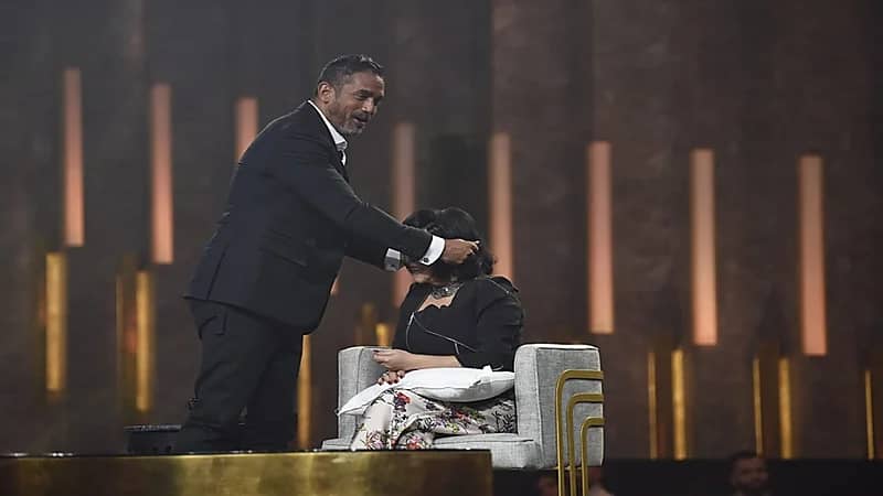 فيديو..أمير كرارة يشدّ شعر إسعاد يونس على الهواء