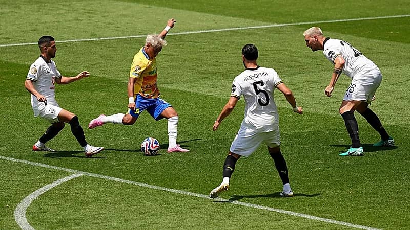 دورتموند يقلب الطاولة على صن داونز برباعية ويتصدر مجموعته