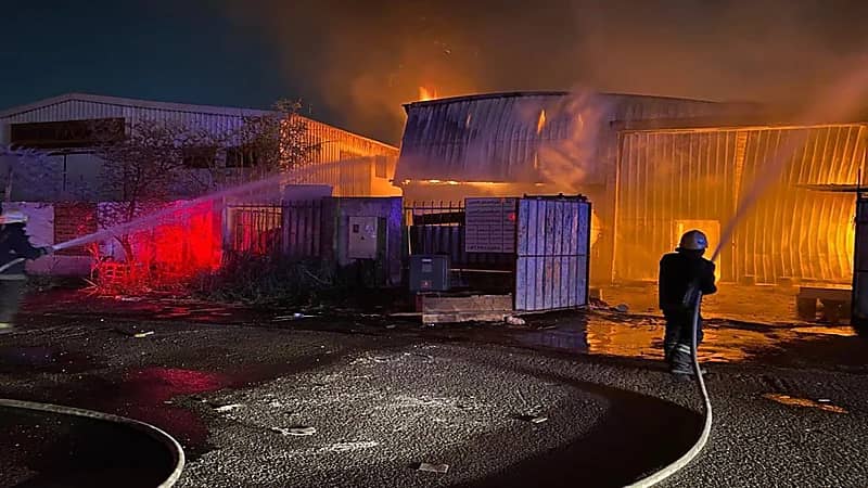 إصابة شخص إثر حريق بورشة نجارة ومدني الدمام يسيطر