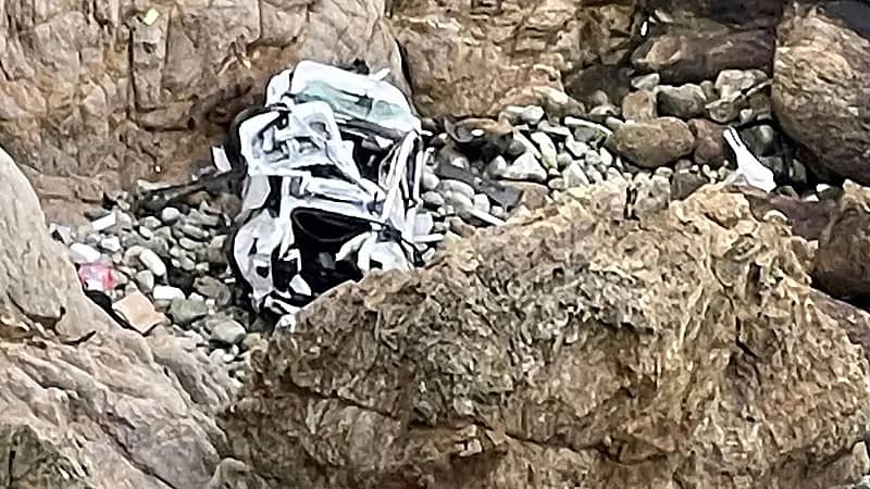 نجاة 4 أشخاص في حادث سقوط سيارة من ارتفاع 76 مترًا