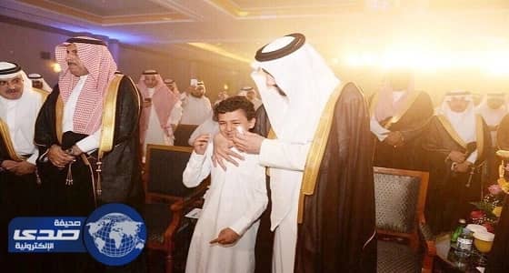 بالفيديو والصور.. موقف إنساني من أمير عسير تجاه يتيما منع من دخول حفل تكريم الأيتام
