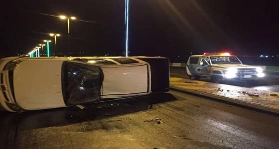 مصرع شخص وإصابة اثنين بحادث انقلاب مركبة