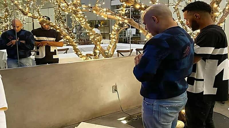 بعد البدلة العارية.. محمد رمضان يصلي في أمريكا (صور)