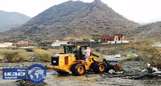 بالصور.. بلدية أضم تباشر المنازل المحتجزة بسبب الأمطار