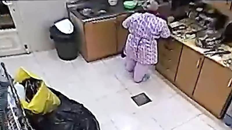 عاملة منزلية تتعمد وضع فضلاتها في طعام أسرة كويتية