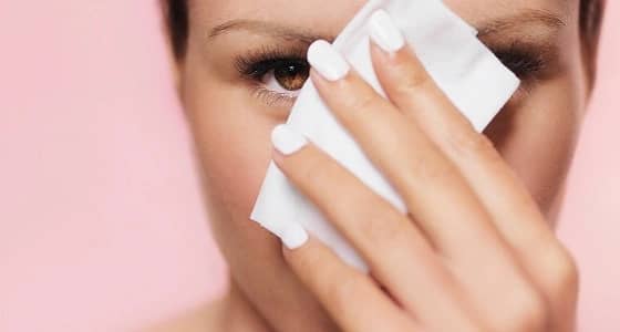 خبراء: مناديل المكياج غير آمنة على البشرة