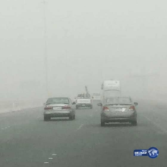 شاهد.. مواطن متقاعد يقوم بزيارة مفاجئة لزملائه السابقين متخفياً بـ "زي كاجوال"