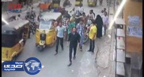 بالفيديو..لحظة تحطيم  رجل غاضب  «توك توك» أطاح بزوجته ارضا