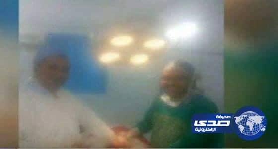 احالة 3 أطباء مصريين للتحقيق بعد  التقاطهم "سيلفي" أثناء إجراء ولادة قيصرية ونشروها
