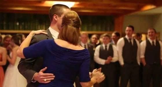 بالفيديو.. عريس شاب يرقص بطريقة مجنونة مع والدته
