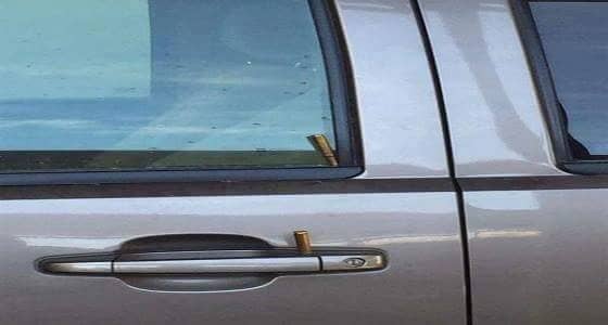 بالصور..مجهولون يغرزون رصاصتين في مركبة رئيس محكمة في  عسير