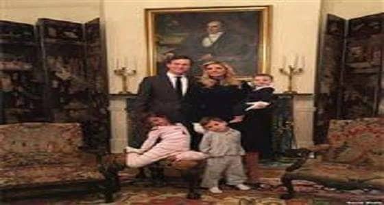 بالفيديو..لاول مرة ..حفيد ترامب يزحف من داخل  البيت الأبيض