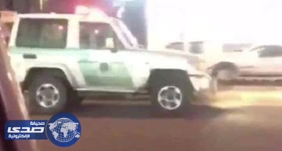 بالفيديو.. رجل أمن يترجل من دوريته لمساعدة مسن في عبور الطريق بحائل