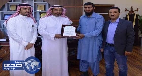 سائق صهريج باكستاني ينقذ أسرة من الاحتراق داخل سيارة بالمنطقة الشرقية