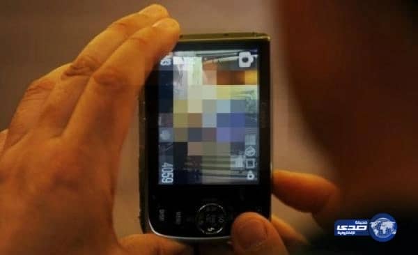 مغربية تتسبب في طرد مصري من الكويت مدمن على تصوير المؤخرات