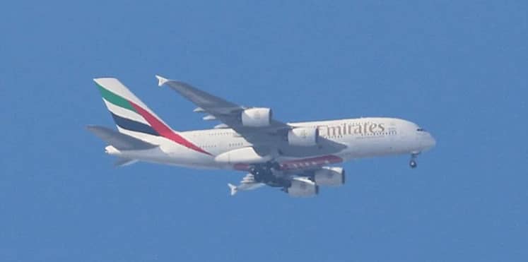 بالفيديو والصور.. بسبب خلل فني.. هبوط طائرة اماراتية اضطرارياً