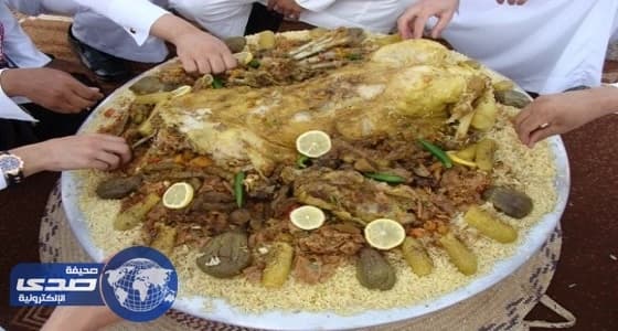 استشاري جراحة يحذر من تقطيع اللحم للأخرين أثناء الأكل