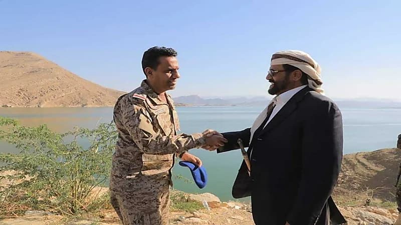 صورة مثيرة تجمع متحدث التحالف وسلطان العرادة أمام سد مأرب