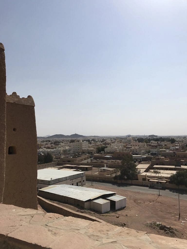 خطاب عاجل من أمير عسير  لمحافظ مدينة تابعة للمنطقة بعد تذمر المواطنين 