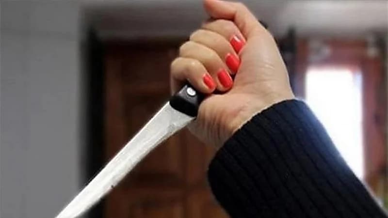 أم تذبح طفليها وتلقي بنفسها من الطابق الثالث