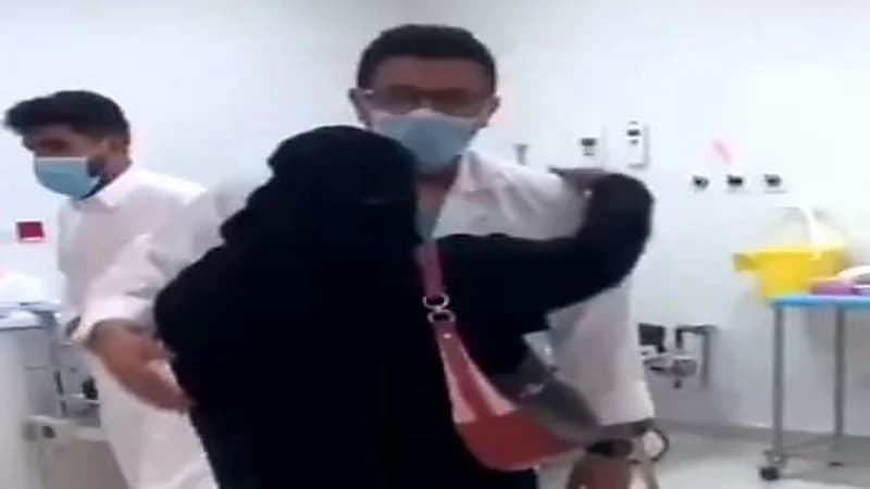 شاهد.. ردة فعل طبيب أثناء استقبال والدته في مركز اللقاحات 